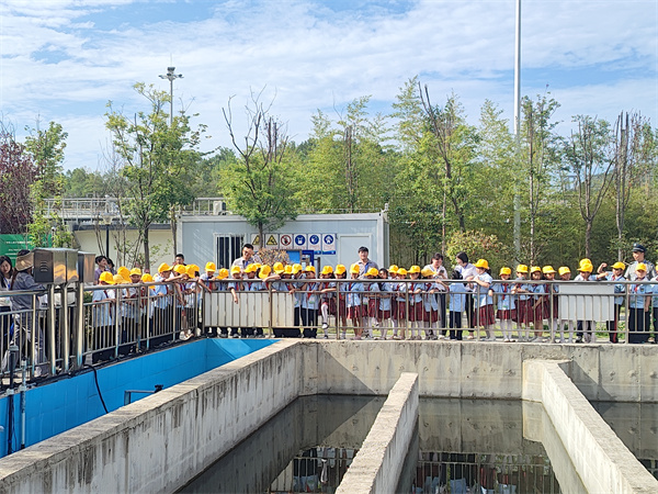 50余名師生走進(jìn)水環(huán)境公司商南縣污水處理廠探索污水治理“綠色密碼”1.jpg